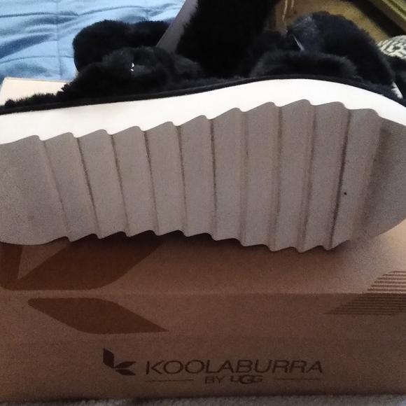 UGG  fur sandals. KOOLABURRA - Picture 3 of 4